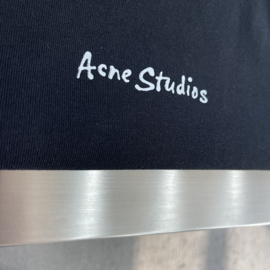 -Acne Stuidos    2026年早秋新款长袖 采用优质面料，亲肤舒适！版型完美！百搭款！上身效果潮流时尚活力