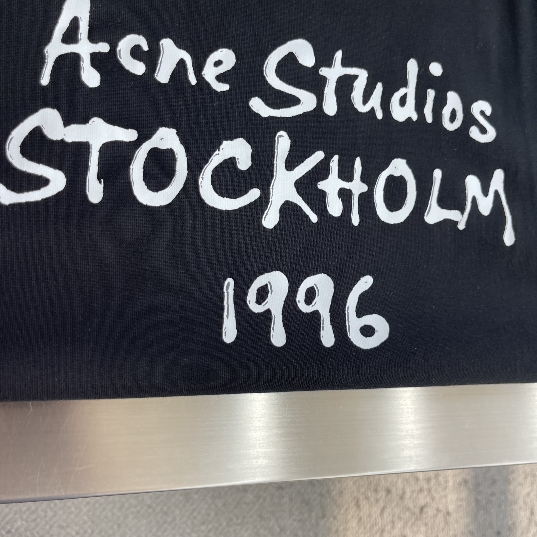 -Acne Stuidos    2026年早秋新款长袖 采用优质面料，亲肤舒适！版型完美！百搭款！上身效果潮流时尚活力