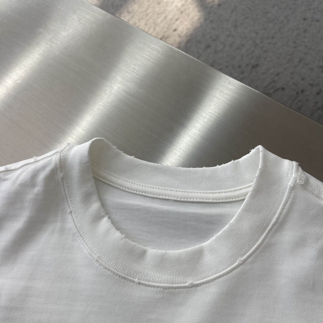 -MM6 fw26早秋长袖T恤 全棉面料|亲肤软糯 U型下摆剪裁,宽松不挑身材 立体胶印logo,辨识度在线 早秋 -MM6 fw26早秋长袖T恤 全棉面料|亲肤软糯 U型下摆剪裁,宽松不挑身材 立体胶印logo,辨识度在线 早秋