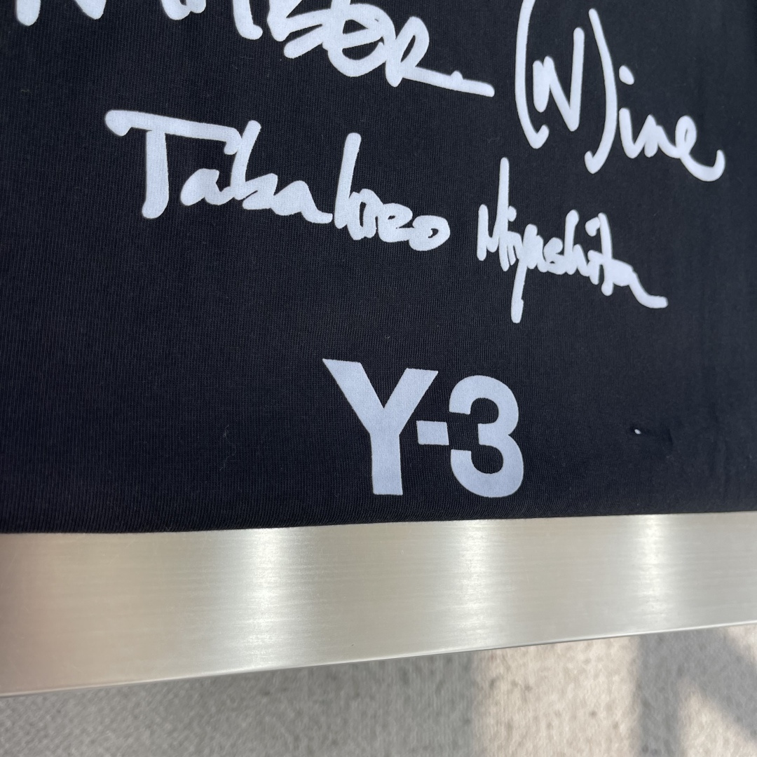 -Y‑3 fw26早秋上新 立体印花logo落肩拼接长袖T恤 ✅立体浮雕logo,质感出众 ✅宽松落肩剪裁,包容各种 -Y‑3 fw26早秋上新 立体印花logo落肩拼接长袖T恤 ✅立体浮雕logo,质感出众 ✅宽松落肩剪裁,包容各种