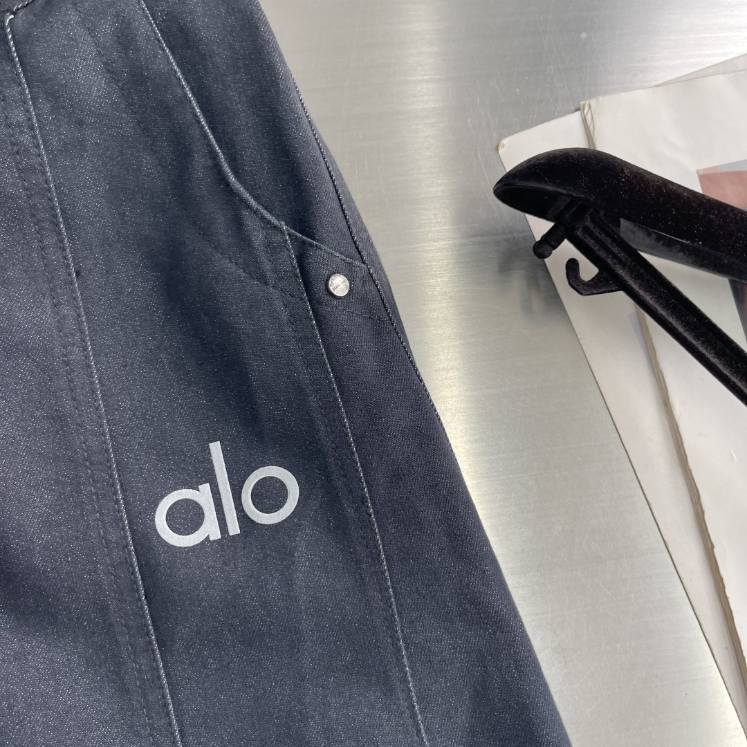 -Alo 新款休闲裤,两穿设计,高级优质面料,细腻柔软程度非同一般。标识增添看点,处处彰显独特的风格魅力,毋庸置疑 -Alo 新款休闲裤,两穿设计,高级优质面料,细腻柔软程度非同一般。标识增添看点,处处彰显独特的风格魅力,毋庸置疑