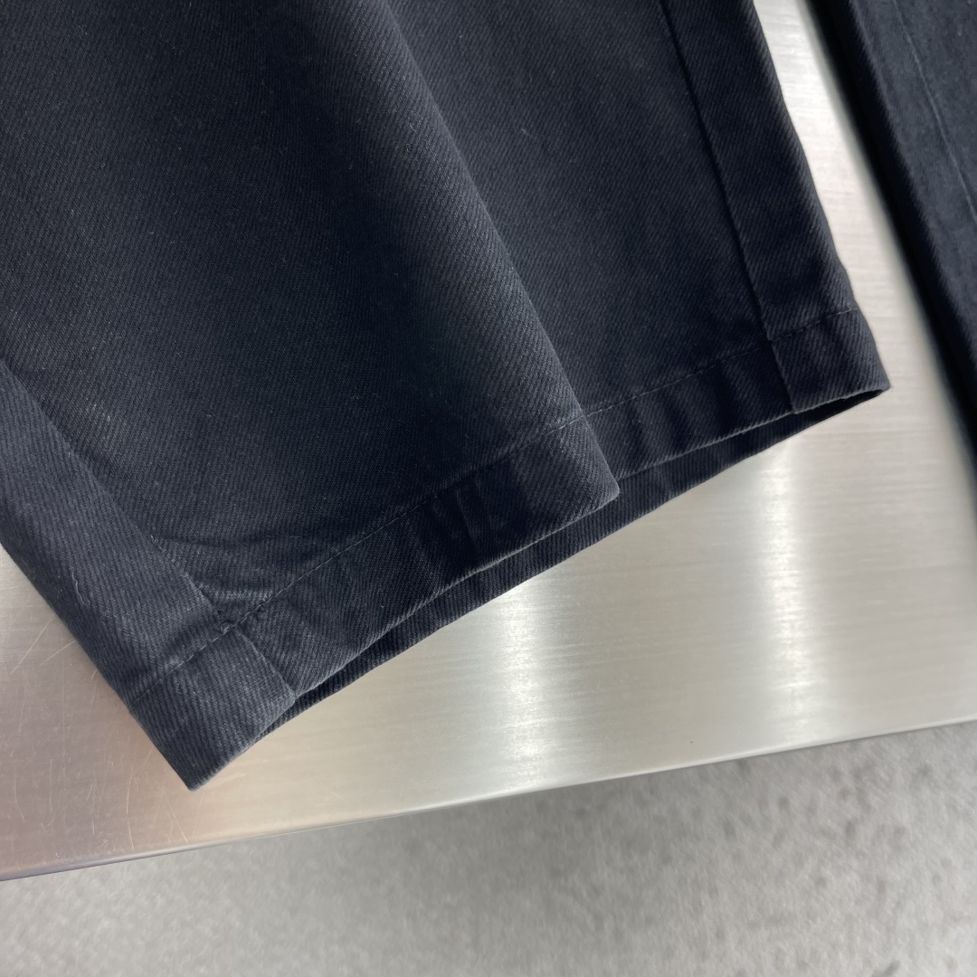 -Y-3     秋季新款休闲裤，采用优质材质，面料丝滑挺括，版型超级时尚百搭，上身足够吸睛且回头率爆棚！五金细节到位！