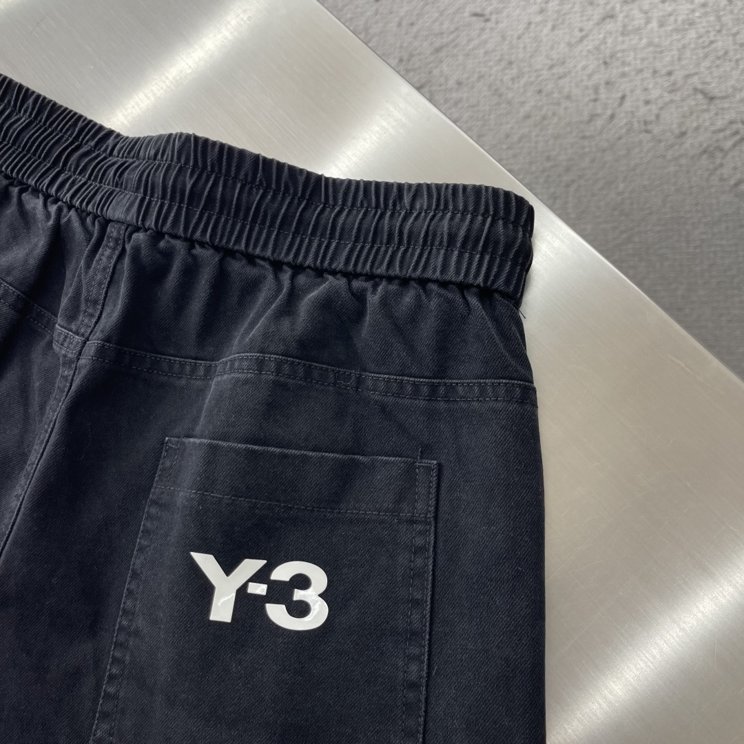-Y-3     秋季新款休闲裤，采用优质材质，面料丝滑挺括，版型超级时尚百搭，上身足够吸睛且回头率爆棚！五金细节到位！