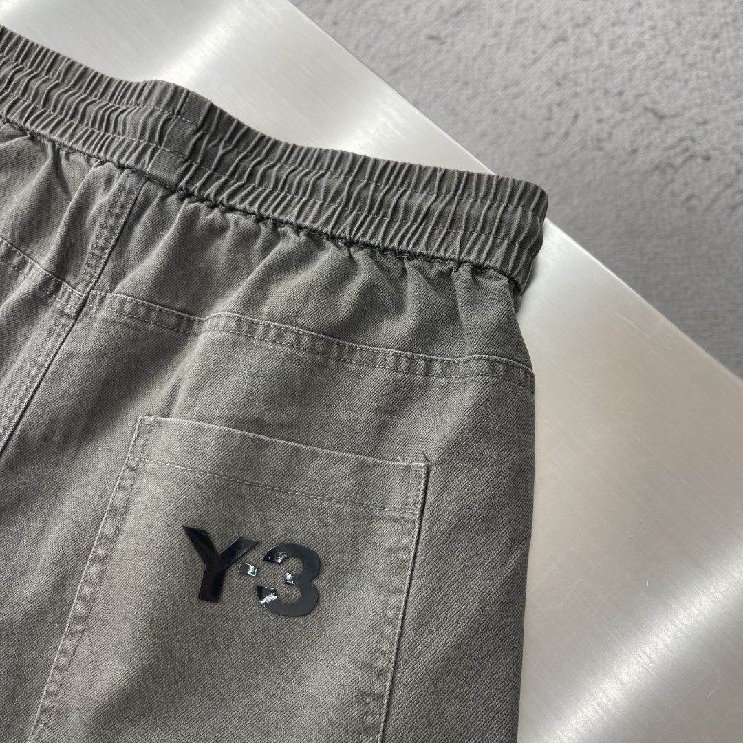 -Y-3     秋季新款休闲裤，采用优质材质，面料丝滑挺括，版型超级时尚百搭，上身足够吸睛且回头率爆棚！五金细节到位！