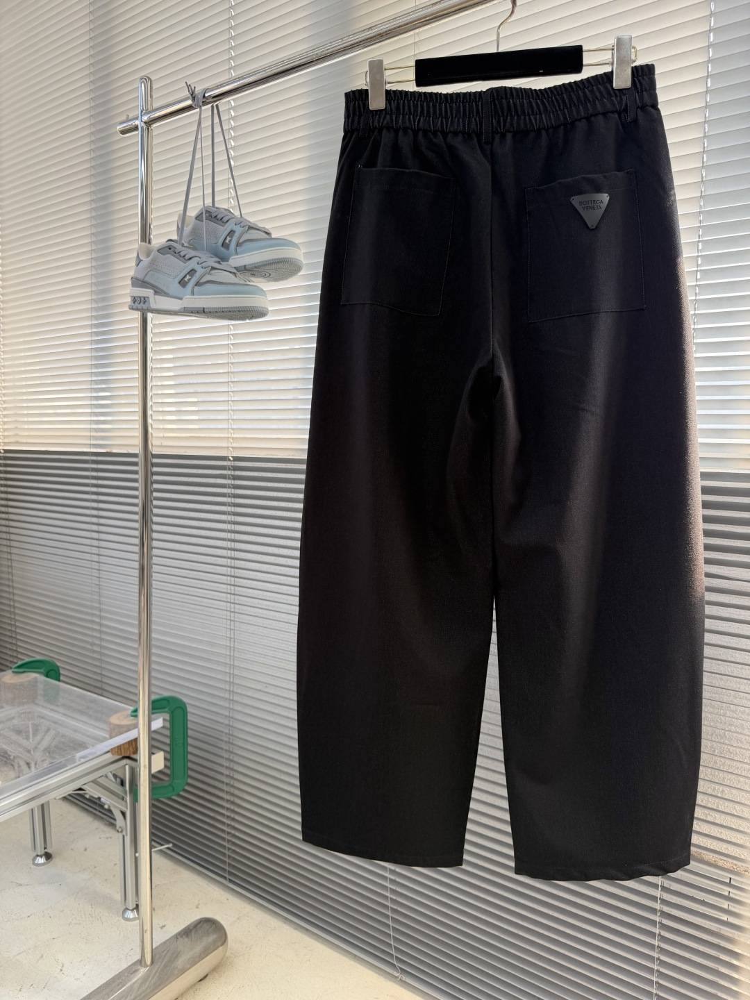 -BV    秋季新款休闲裤，休闲宽松的直筒版型，藏肉一流，经典又时尚。百搭标识超级时尚潮流，怎么搭都出彩！秋冬季必备，