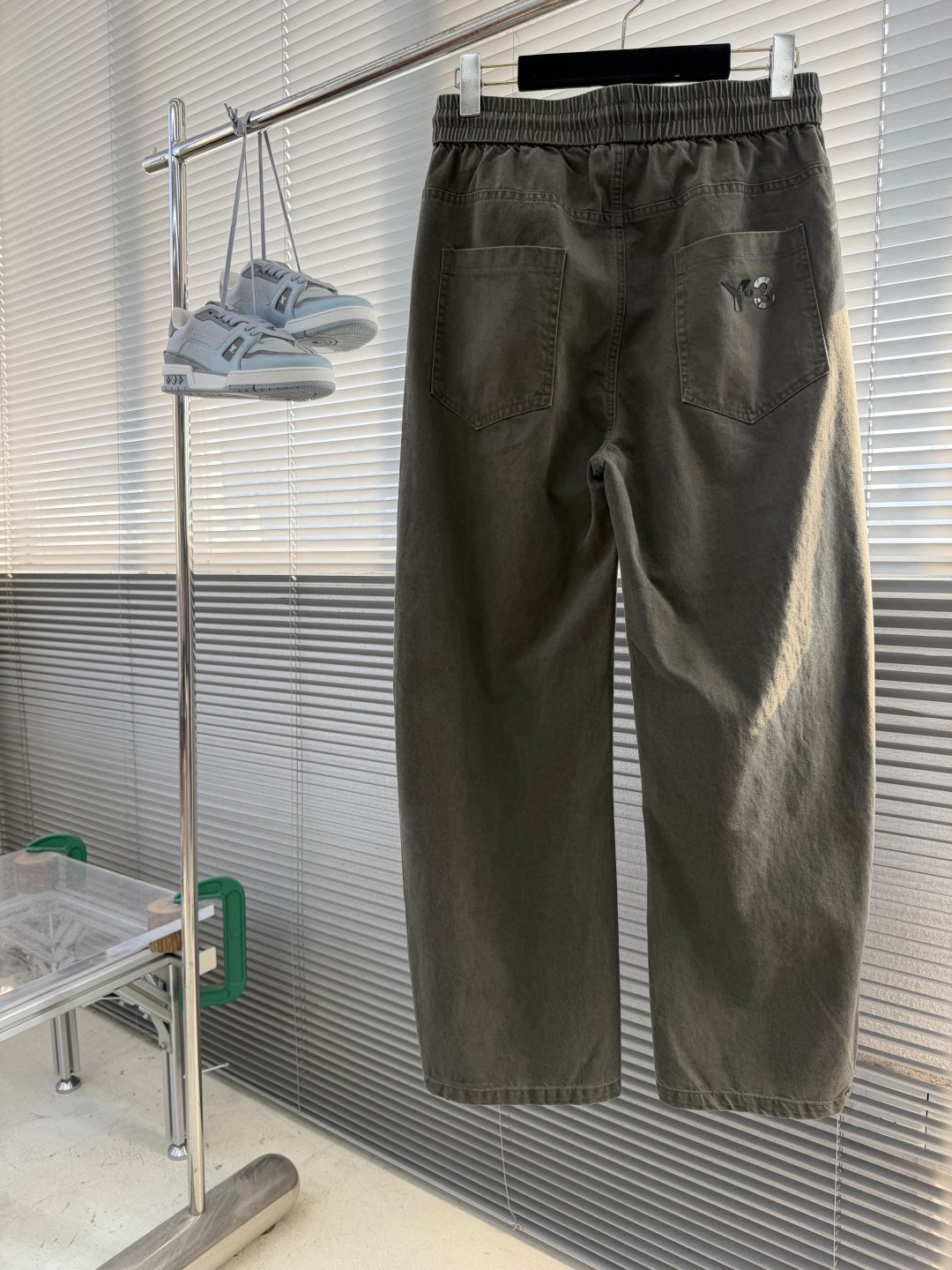 -Y-3     秋季新款休闲裤，采用优质材质，面料丝滑挺括，版型超级时尚百搭，上身足够吸睛且回头率爆棚！五金细节到位！