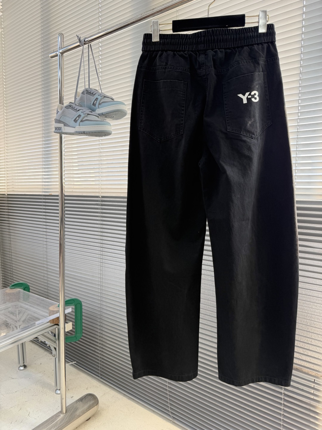 -Y-3     秋季新款休闲裤，采用优质材质，面料丝滑挺括，版型超级时尚百搭，上身足够吸睛且回头率爆棚！五金细节到位！