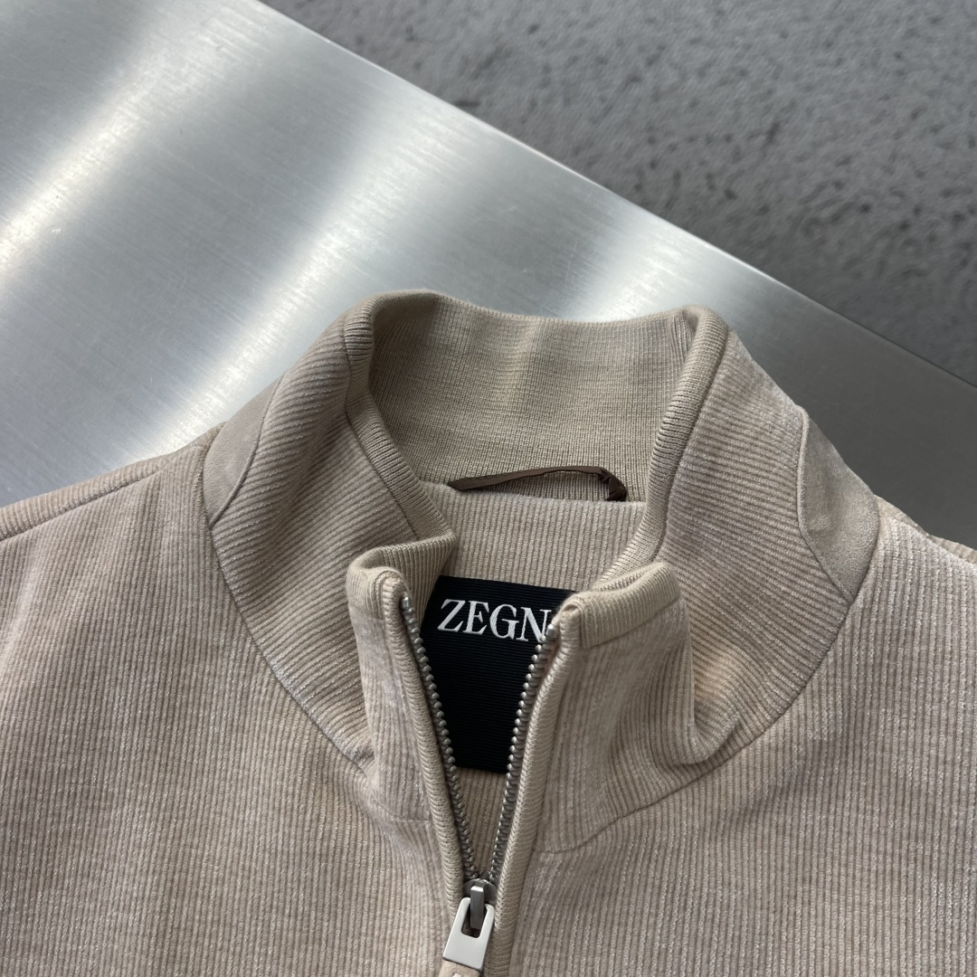 -Z ZEGN    26FW秋冬新款密织竖条绒立领夹克，男士后幅经典皮标装饰时尚百搭拉链夹克外套！ 贸易公司渠道稀出，