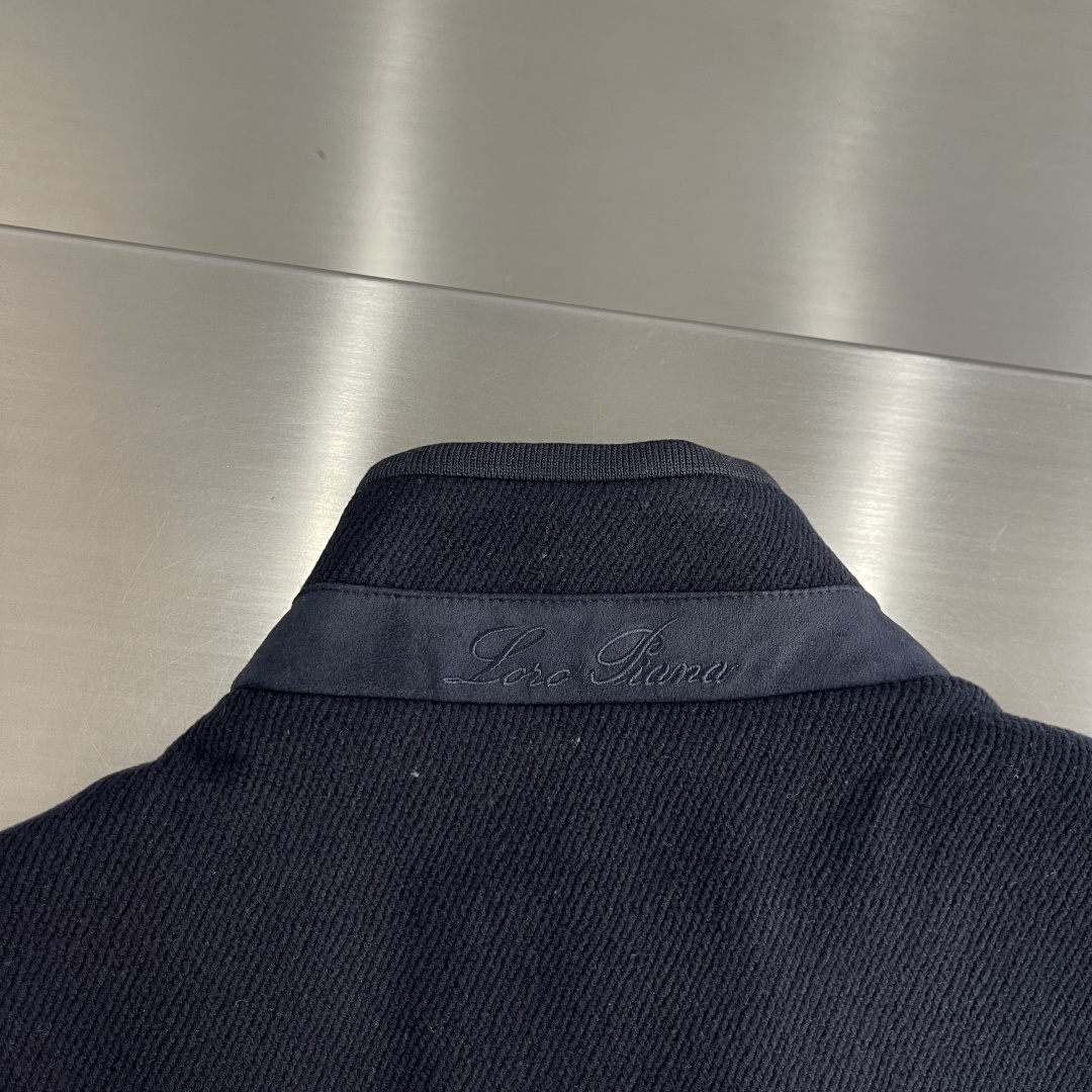 -Loro Piana 26FW早秋新款密织磨毛科技纤维立领马甲,男士后领经典刺绣徽标时尚拉链无袖马甲外套!贸易 -Loro Piana 26FW早秋新款密织磨毛科技纤维立领马甲,男士后领经典刺绣徽标时尚拉链无袖马甲外套!贸易