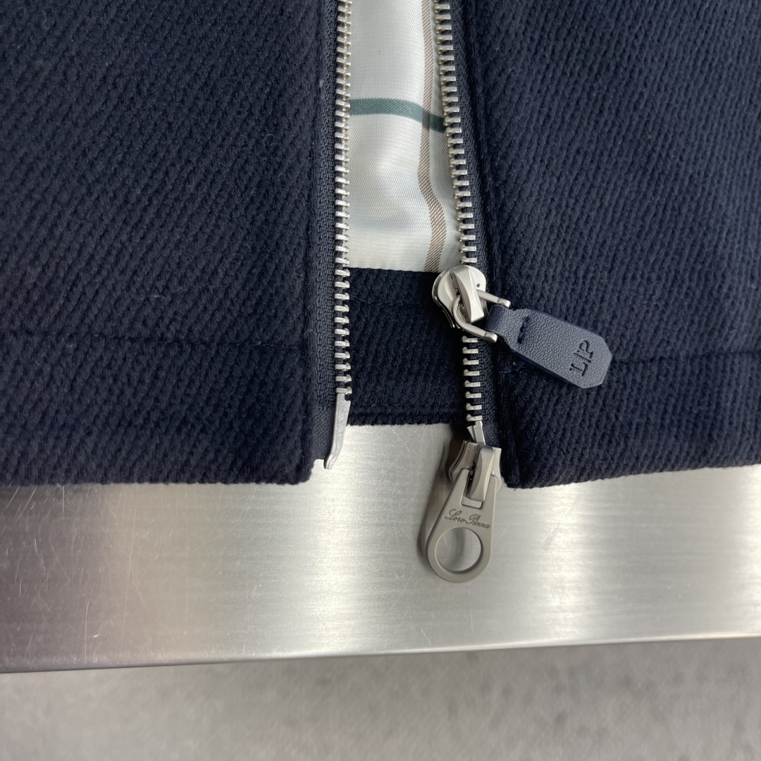 -Loro Piana 26FW早秋新款密织磨毛科技纤维立领马甲,男士后领经典刺绣徽标时尚拉链无袖马甲外套!贸易 -Loro Piana 26FW早秋新款密织磨毛科技纤维立领马甲,男士后领经典刺绣徽标时尚拉链无袖马甲外套!贸易