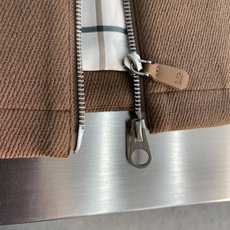 -Loro Piana 26FW早秋新款密织磨毛科技纤维立领马甲,男士后领经典刺绣徽标时尚拉链无袖马甲外套!贸易 -Loro Piana 26FW早秋新款密织磨毛科技纤维立领马甲,男士后领经典刺绣徽标时尚拉链无袖马甲外套!贸易