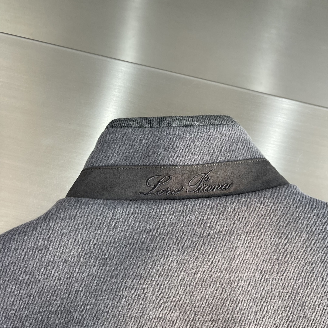 -Loro Piana 26FW早秋新款密织磨毛科技纤维立领马甲,男士后领经典刺绣徽标时尚拉链无袖马甲外套!贸易 -Loro Piana 26FW早秋新款密织磨毛科技纤维立领马甲,男士后领经典刺绣徽标时尚拉链无袖马甲外套!贸易