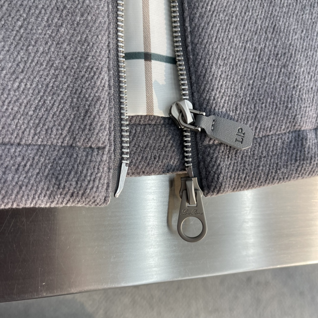 -Loro Piana 26FW早秋新款密织磨毛科技纤维立领马甲,男士后领经典刺绣徽标时尚拉链无袖马甲外套!贸易 -Loro Piana 26FW早秋新款密织磨毛科技纤维立领马甲,男士后领经典刺绣徽标时尚拉链无袖马甲外套!贸易