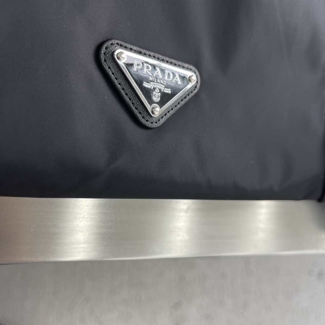 -PRAD 三角珐琅拉链饰边立领风衣夹克外套 精选高密织造尼龙面料,纤维肌理紧实饱满,整体质地轻盈轻薄,上身零负 -PRAD 三角珐琅拉链饰边立领风衣夹克外套 精选高密织造尼龙面料,纤维肌理紧实饱满,整体质地轻盈轻薄,上身零负