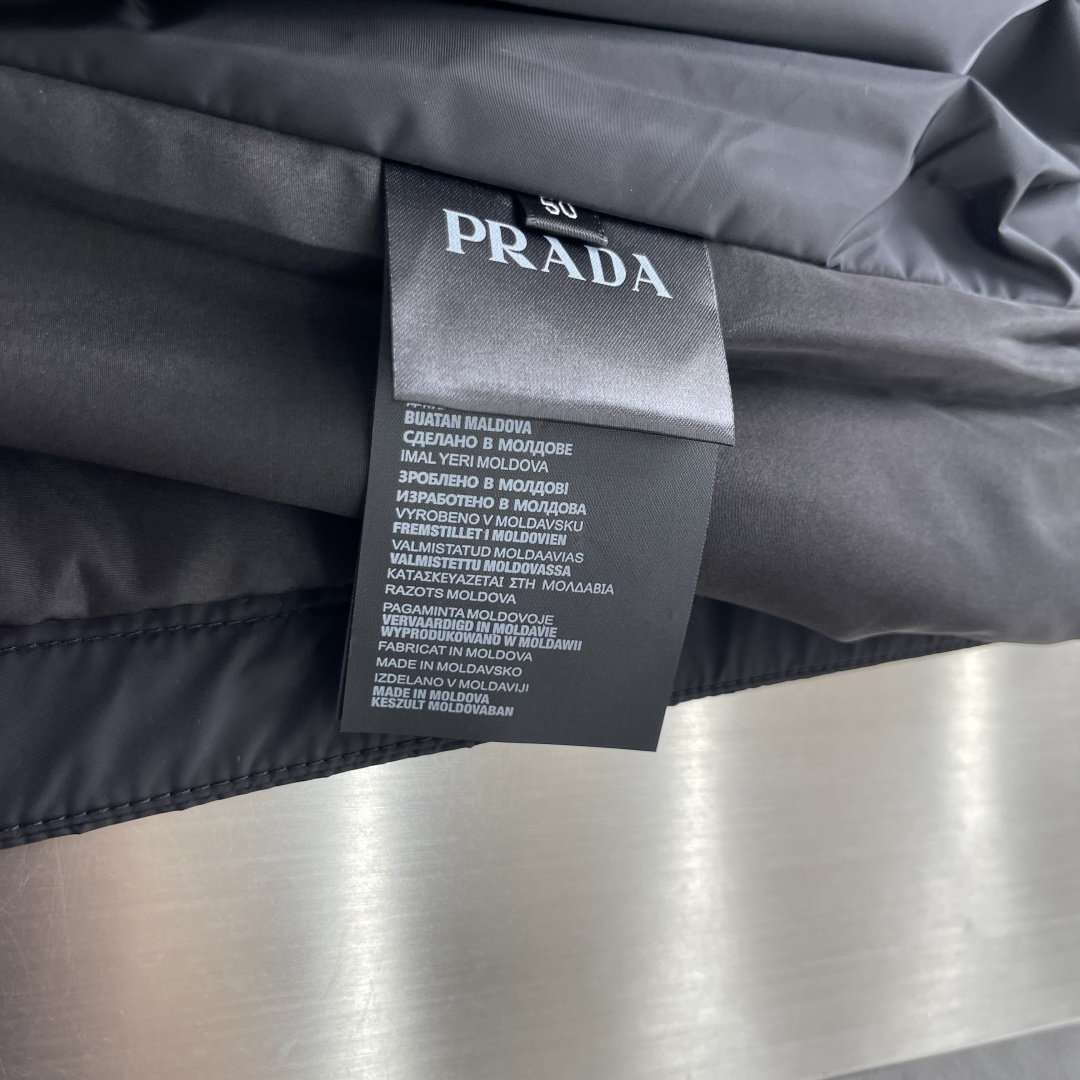 -PRAD 三角珐琅拉链饰边立领风衣夹克外套 精选高密织造尼龙面料,纤维肌理紧实饱满,整体质地轻盈轻薄,上身零负 -PRAD 三角珐琅拉链饰边立领风衣夹克外套 精选高密织造尼龙面料,纤维肌理紧实饱满,整体质地轻盈轻薄,上身零负