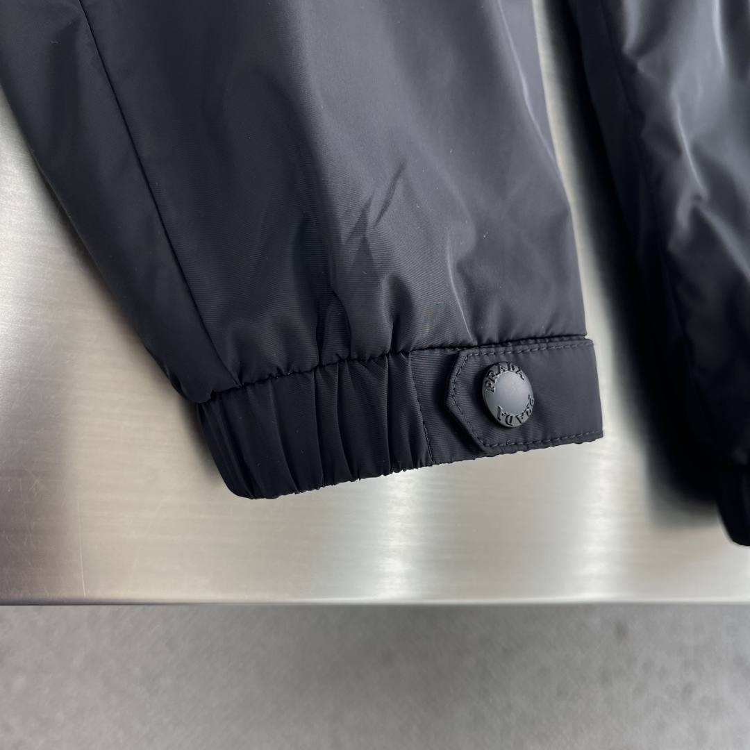 -PRAD 三角珐琅拉链饰边立领风衣夹克外套 精选高密织造尼龙面料,纤维肌理紧实饱满,整体质地轻盈轻薄,上身零负 -PRAD 三角珐琅拉链饰边立领风衣夹克外套 精选高密织造尼龙面料,纤维肌理紧实饱满,整体质地轻盈轻薄,上身零负