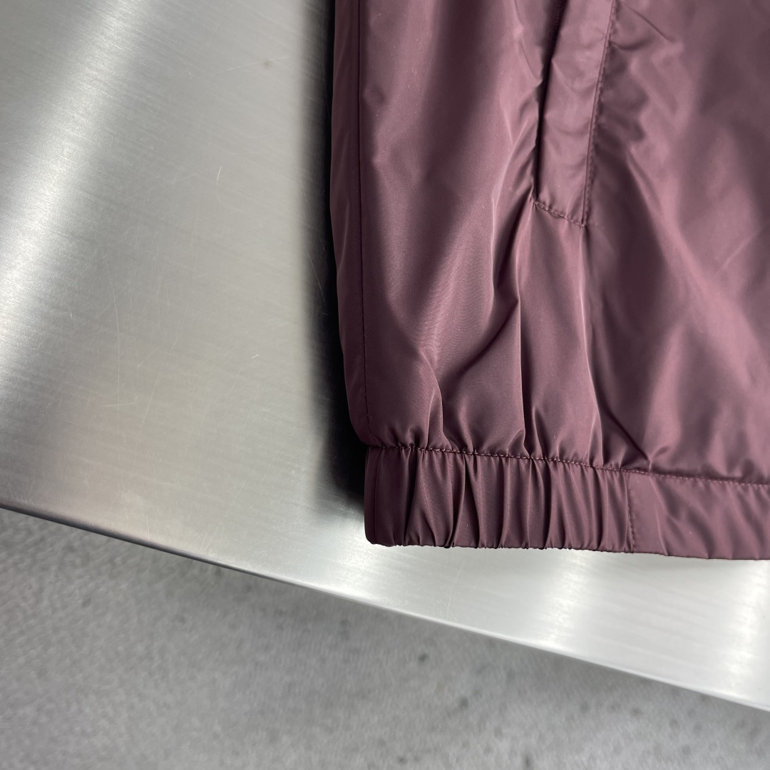 -PRAD 三角珐琅拉链饰边立领风衣夹克外套 精选高密织造尼龙面料,纤维肌理紧实饱满,整体质地轻盈轻薄,上身零负 -PRAD 三角珐琅拉链饰边立领风衣夹克外套 精选高密织造尼龙面料,纤维肌理紧实饱满,整体质地轻盈轻薄,上身零负