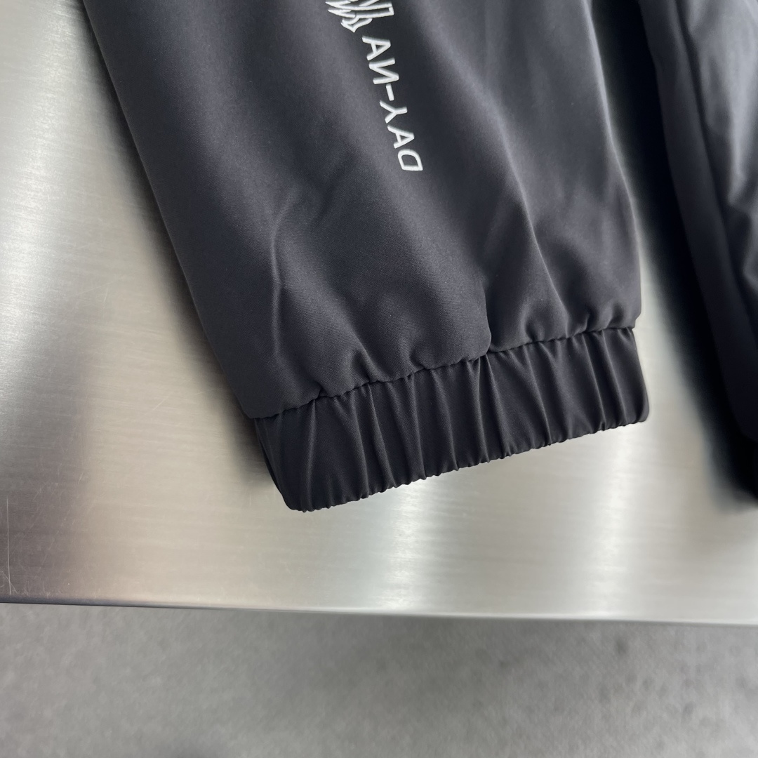 -mon 徽标款连帽夹克外套 该款夹克外层超柔聚酯纤维防风防水,功能与时尚型兼具。100%聚酯纤维成分的织物布面 -mon 徽标款连帽夹克外套 该款夹克外层超柔聚酯纤维防风防水,功能与时尚型兼具。100%聚酯纤维成分的织物布面
