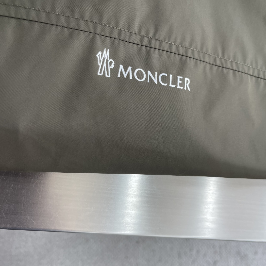 -mon Breezes哑色便捷立领轻质夹克外套 经典休闲商务一体的造型设计为日常活动增添时尚. 科技细密GRA -mon Breezes哑色便捷立领轻质夹克外套 经典休闲商务一体的造型设计为日常活动增添时尚. 科技细密GRA