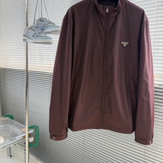 -PRAD 三角珐琅拉链饰边立领风衣夹克外套 精选高密织造尼龙面料,纤维肌理紧实饱满,整体质地轻盈轻薄,上身零负 -PRAD 三角珐琅拉链饰边立领风衣夹克外套 精选高密织造尼龙面料,纤维肌理紧实饱满,整体质地轻盈轻薄,上身零负