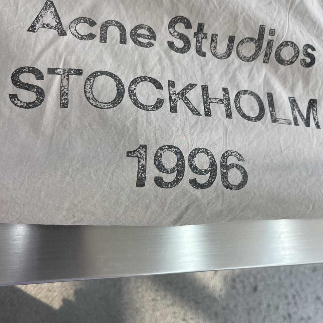 -Acne Studios 撞色徽标拉链夹克 定制尘朔疏珩御府绸 轻量挺括 干爽御风 素皓净白晕覆衣身 水洗雾感 -Acne Studios 撞色徽标拉链夹克 定制尘朔疏珩御府绸 轻量挺括 干爽御风 素皓净白晕覆衣身 水洗雾感