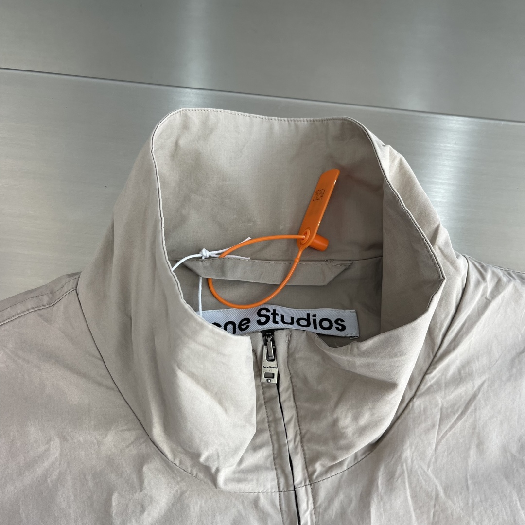 -Acne Studios 撞色徽标拉链夹克 定制尘朔疏珩御府绸 轻量挺括 干爽御风 素皓净白晕覆衣身 水洗雾感 -Acne Studios 撞色徽标拉链夹克 定制尘朔疏珩御府绸 轻量挺括 干爽御风 素皓净白晕覆衣身 水洗雾感