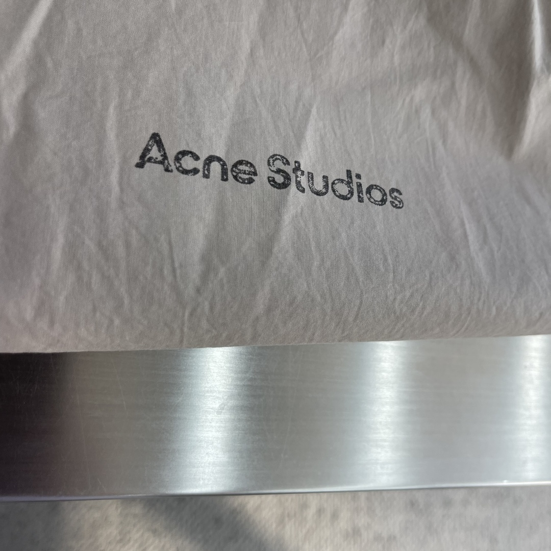 -Acne Studios 撞色徽标拉链夹克 定制尘朔疏珩御府绸 轻量挺括 干爽御风 素皓净白晕覆衣身 水洗雾感 -Acne Studios 撞色徽标拉链夹克 定制尘朔疏珩御府绸 轻量挺括 干爽御风 素皓净白晕覆衣身 水洗雾感