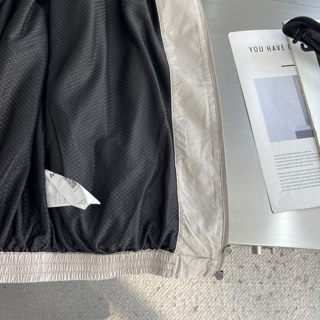 -Acne Studios 撞色徽标拉链夹克 定制尘朔疏珩御府绸 轻量挺括 干爽御风 素皓净白晕覆衣身 水洗雾感 -Acne Studios 撞色徽标拉链夹克 定制尘朔疏珩御府绸 轻量挺括 干爽御风 素皓净白晕覆衣身 水洗雾感