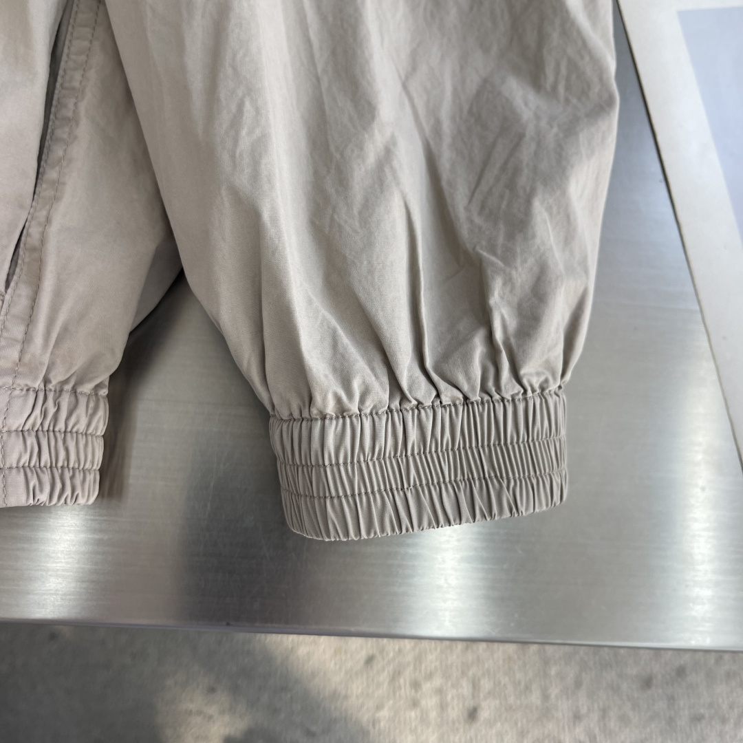 -Acne Studios 撞色徽标拉链夹克 定制尘朔疏珩御府绸 轻量挺括 干爽御风 素皓净白晕覆衣身 水洗雾感 -Acne Studios 撞色徽标拉链夹克 定制尘朔疏珩御府绸 轻量挺括 干爽御风 素皓净白晕覆衣身 水洗雾感