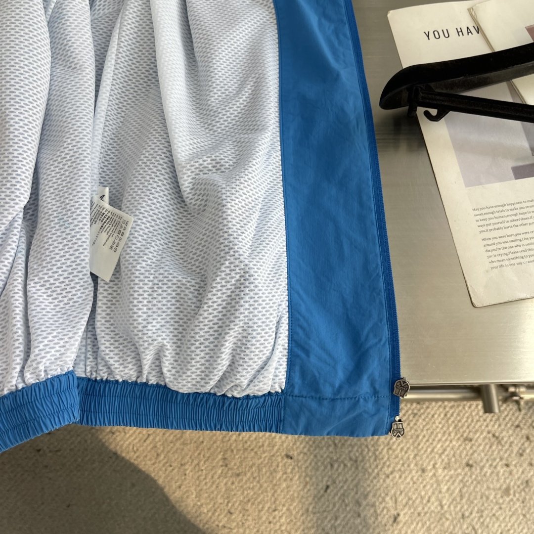 -Acne Studios 撞色徽标拉链夹克 定制尘朔疏珩御府绸 轻量挺括 干爽御风 素皓净白晕覆衣身 水洗雾感 -Acne Studios 撞色徽标拉链夹克 定制尘朔疏珩御府绸 轻量挺括 干爽御风 素皓净白晕覆衣身 水洗雾感