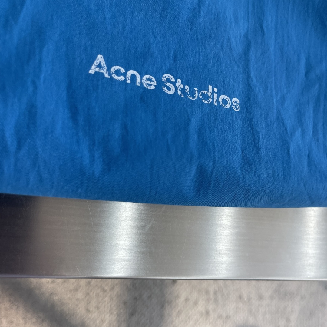 -Acne Studios 撞色徽标拉链夹克 定制尘朔疏珩御府绸 轻量挺括 干爽御风 素皓净白晕覆衣身 水洗雾感 -Acne Studios 撞色徽标拉链夹克 定制尘朔疏珩御府绸 轻量挺括 干爽御风 素皓净白晕覆衣身 水洗雾感