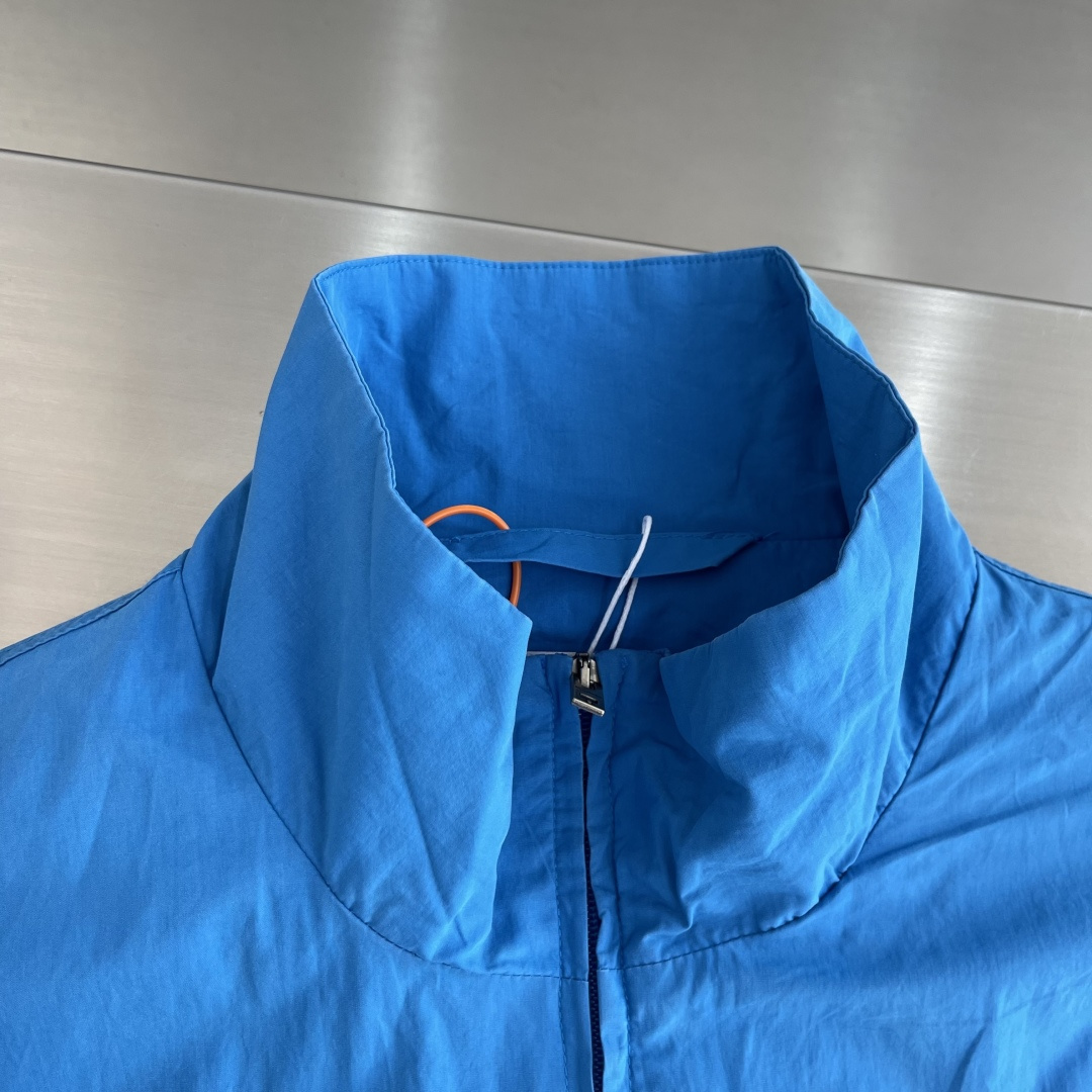 -Acne Studios 撞色徽标拉链夹克 定制尘朔疏珩御府绸 轻量挺括 干爽御风 素皓净白晕覆衣身 水洗雾感 -Acne Studios 撞色徽标拉链夹克 定制尘朔疏珩御府绸 轻量挺括 干爽御风 素皓净白晕覆衣身 水洗雾感