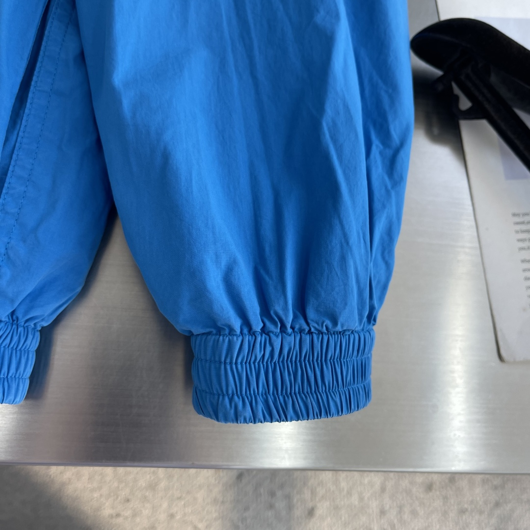 -Acne Studios 撞色徽标拉链夹克 定制尘朔疏珩御府绸 轻量挺括 干爽御风 素皓净白晕覆衣身 水洗雾感 -Acne Studios 撞色徽标拉链夹克 定制尘朔疏珩御府绸 轻量挺括 干爽御风 素皓净白晕覆衣身 水洗雾感
