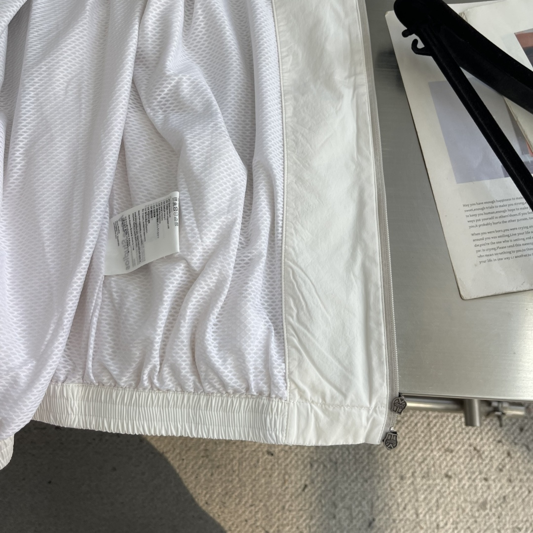 -Acne Studios 撞色徽标拉链夹克 定制尘朔疏珩御府绸 轻量挺括 干爽御风 素皓净白晕覆衣身 水洗雾感 -Acne Studios 撞色徽标拉链夹克 定制尘朔疏珩御府绸 轻量挺括 干爽御风 素皓净白晕覆衣身 水洗雾感