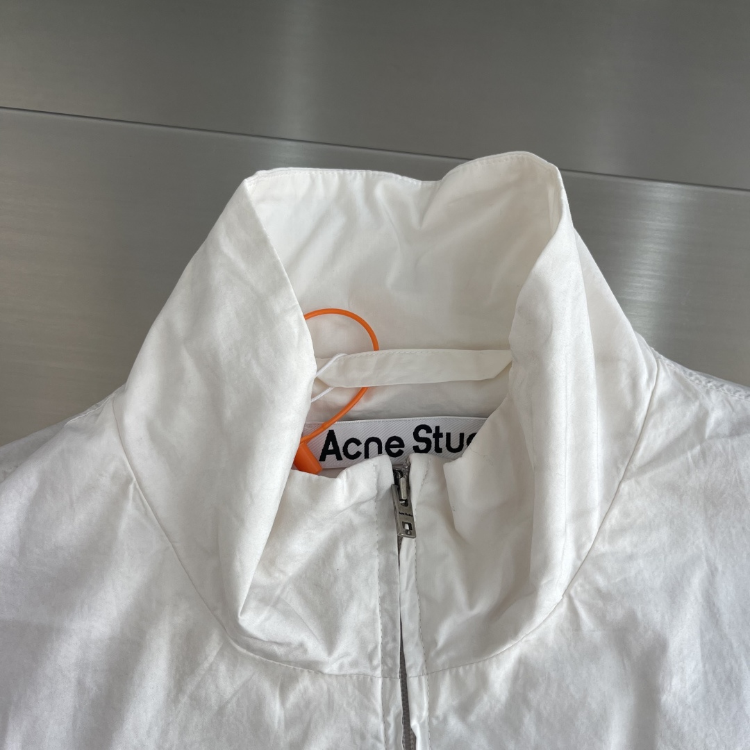 -Acne Studios 撞色徽标拉链夹克 定制尘朔疏珩御府绸 轻量挺括 干爽御风 素皓净白晕覆衣身 水洗雾感 -Acne Studios 撞色徽标拉链夹克 定制尘朔疏珩御府绸 轻量挺括 干爽御风 素皓净白晕覆衣身 水洗雾感