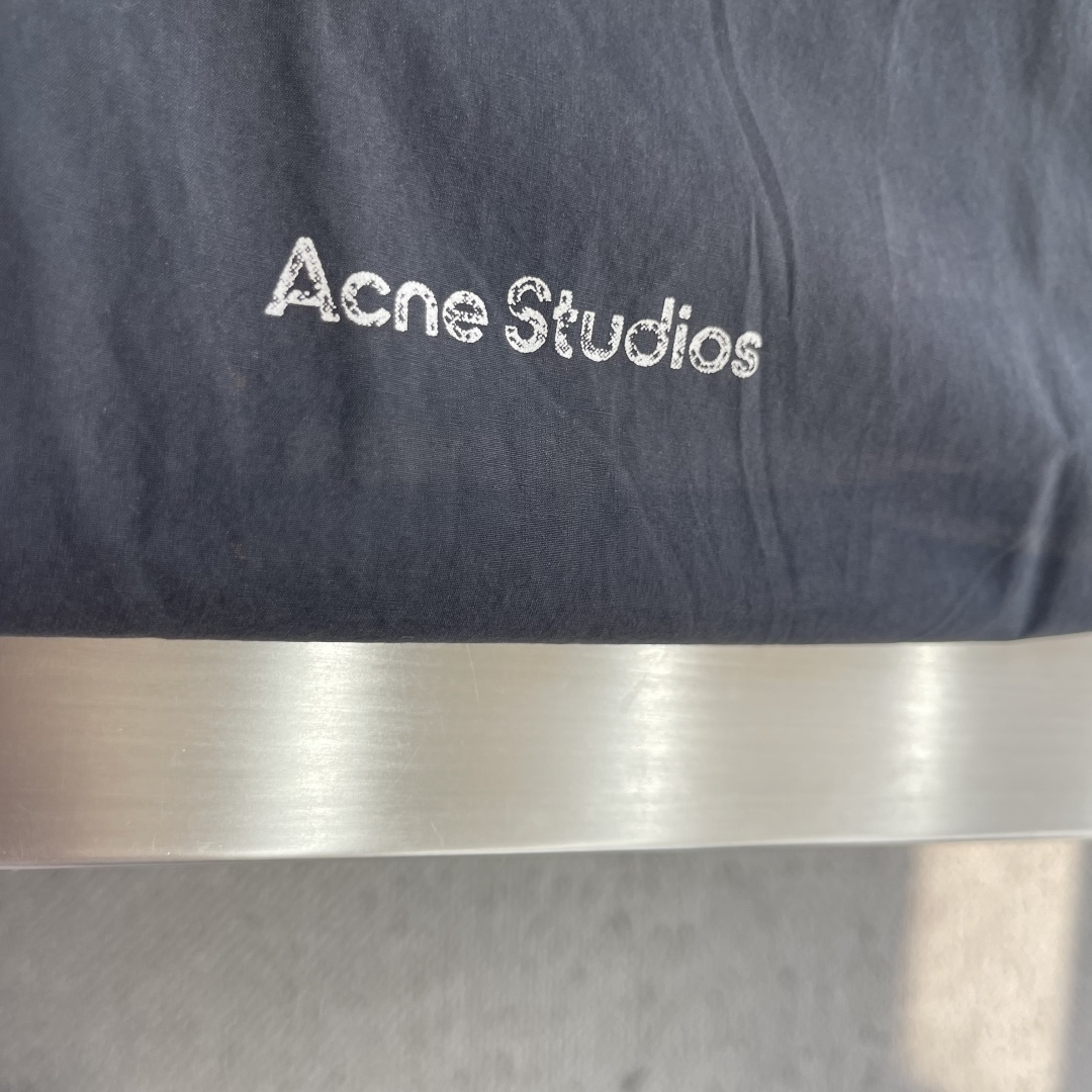 -Acne Studios 撞色徽标拉链夹克 定制尘朔疏珩御府绸 轻量挺括 干爽御风 素皓净白晕覆衣身 水洗雾感 -Acne Studios 撞色徽标拉链夹克 定制尘朔疏珩御府绸 轻量挺括 干爽御风 素皓净白晕覆衣身 水洗雾感