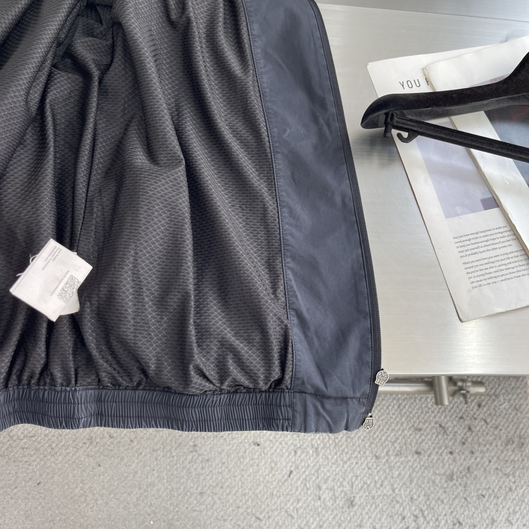 -Acne Studios 撞色徽标拉链夹克 定制尘朔疏珩御府绸 轻量挺括 干爽御风 素皓净白晕覆衣身 水洗雾感 -Acne Studios 撞色徽标拉链夹克 定制尘朔疏珩御府绸 轻量挺括 干爽御风 素皓净白晕覆衣身 水洗雾感