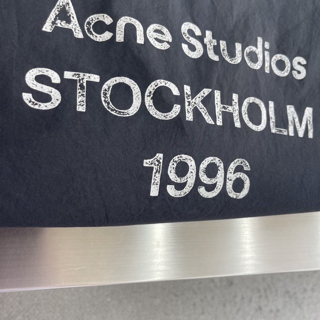 -Acne Studios 撞色徽标拉链夹克 定制尘朔疏珩御府绸 轻量挺括 干爽御风 素皓净白晕覆衣身 水洗雾感 -Acne Studios 撞色徽标拉链夹克 定制尘朔疏珩御府绸 轻量挺括 干爽御风 素皓净白晕覆衣身 水洗雾感