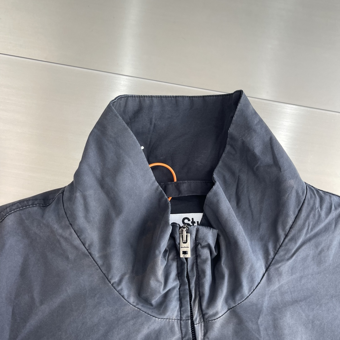 -Acne Studios 撞色徽标拉链夹克 定制尘朔疏珩御府绸 轻量挺括 干爽御风 素皓净白晕覆衣身 水洗雾感 -Acne Studios 撞色徽标拉链夹克 定制尘朔疏珩御府绸 轻量挺括 干爽御风 素皓净白晕覆衣身 水洗雾感