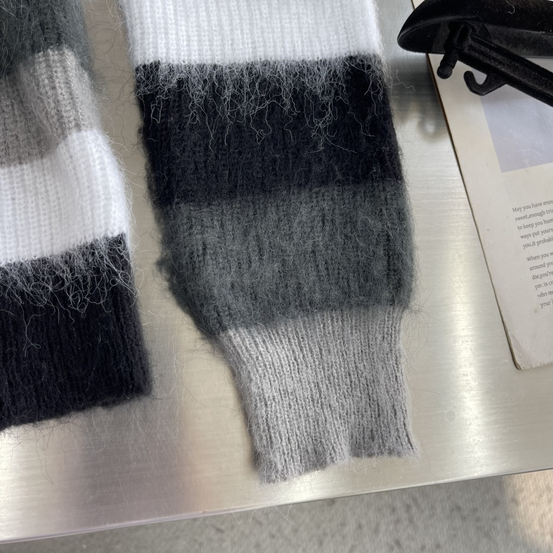 -Balenciag 标识字母条纹毛衣 定织暮岚茸序奢织马海毛混纺 绒感蓬柔丰盈 舒适软糯 墨黑 奶白与灰度层次交 -Balenciag 标识字母条纹毛衣 定织暮岚茸序奢织马海毛混纺 绒感蓬柔丰盈 舒适软糯 墨黑 奶白与灰度层次交