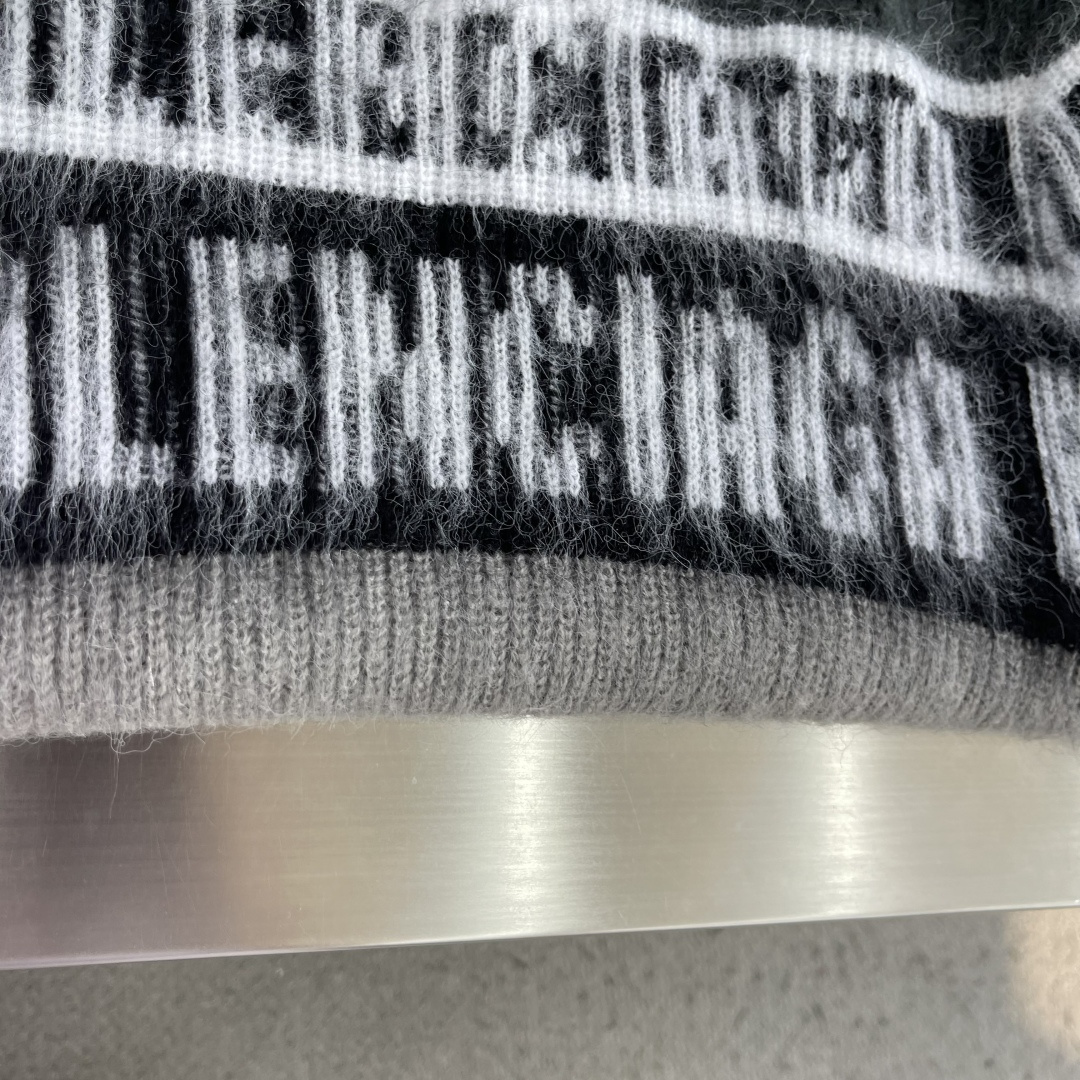 -Balenciag 标识字母条纹毛衣 定织暮岚茸序奢织马海毛混纺 绒感蓬柔丰盈 舒适软糯 墨黑 奶白与灰度层次交 -Balenciag 标识字母条纹毛衣 定织暮岚茸序奢织马海毛混纺 绒感蓬柔丰盈 舒适软糯 墨黑 奶白与灰度层次交