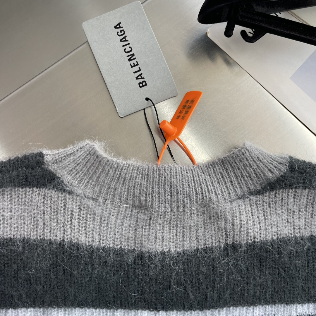 -Balenciag 标识字母条纹毛衣 定织暮岚茸序奢织马海毛混纺 绒感蓬柔丰盈 舒适软糯 墨黑 奶白与灰度层次交 -Balenciag 标识字母条纹毛衣 定织暮岚茸序奢织马海毛混纺 绒感蓬柔丰盈 舒适软糯 墨黑 奶白与灰度层次交