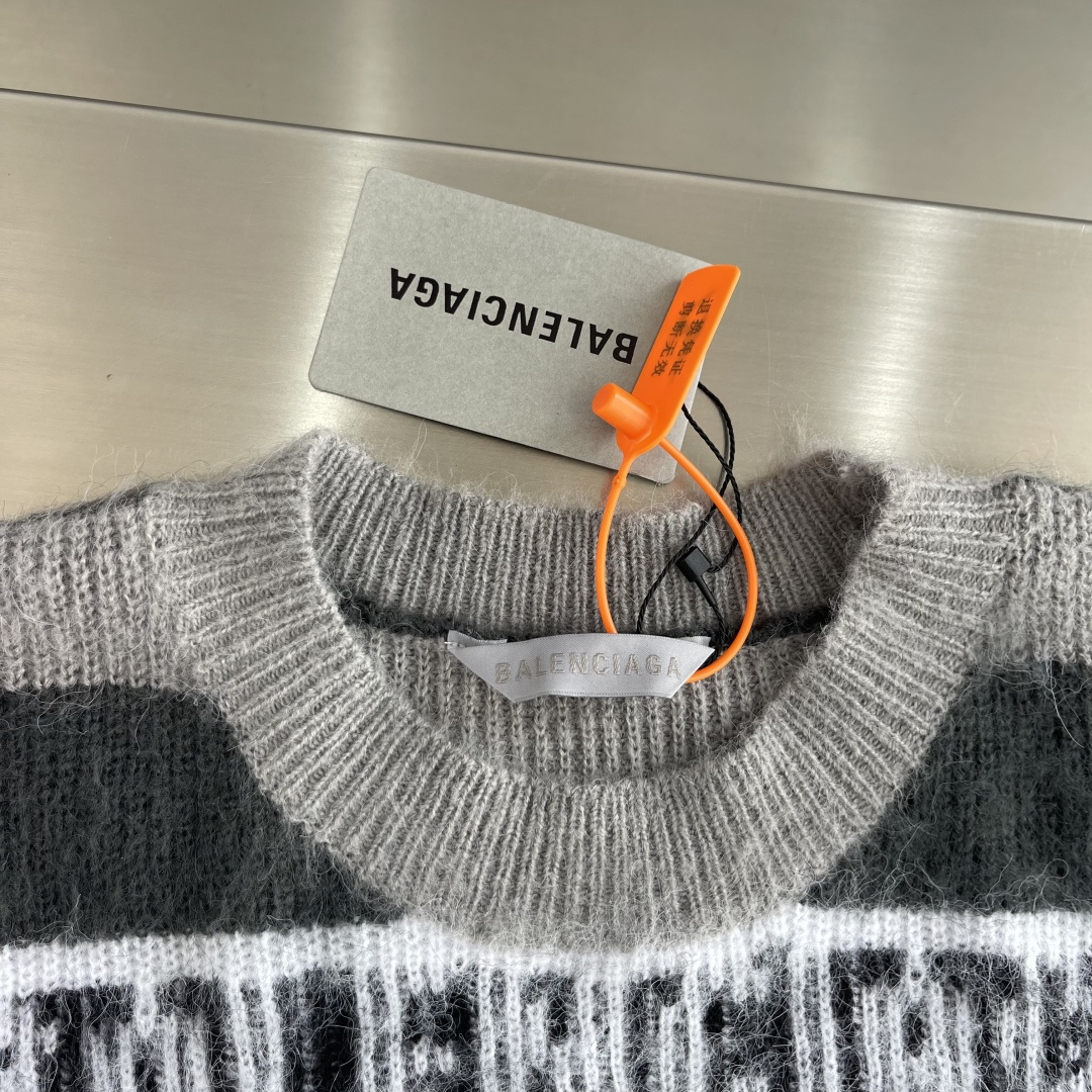 -Balenciag 标识字母条纹毛衣 定织暮岚茸序奢织马海毛混纺 绒感蓬柔丰盈 舒适软糯 墨黑 奶白与灰度层次交 -Balenciag 标识字母条纹毛衣 定织暮岚茸序奢织马海毛混纺 绒感蓬柔丰盈 舒适软糯 墨黑 奶白与灰度层次交
