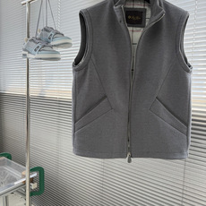-Loro Piana 26FW早秋新款密织磨毛科技纤维立领马甲,男士后领经典刺绣徽标时尚拉链无袖马甲外套!贸易 -Loro Piana 26FW早秋新款密织磨毛科技纤维立领马甲,男士后领经典刺绣徽标时尚拉链无袖马甲外套!贸易