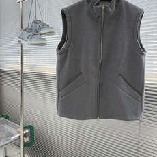 -Loro Piana 26FW早秋新款密织磨毛科技纤维立领马甲,男士后领经典刺绣徽标时尚拉链无袖马甲外套!贸易 -Loro Piana 26FW早秋新款密织磨毛科技纤维立领马甲,男士后领经典刺绣徽标时尚拉链无袖马甲外套!贸易