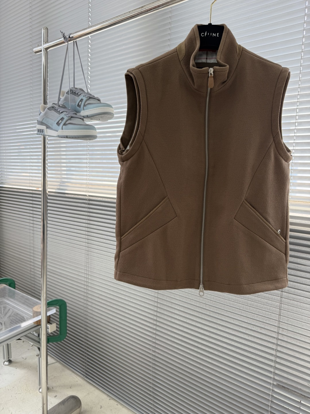 -Loro Piana 26FW早秋新款密织磨毛科技纤维立领马甲,男士后领经典刺绣徽标时尚拉链无袖马甲外套!贸易 -Loro Piana 26FW早秋新款密织磨毛科技纤维立领马甲,男士后领经典刺绣徽标时尚拉链无袖马甲外套!贸易