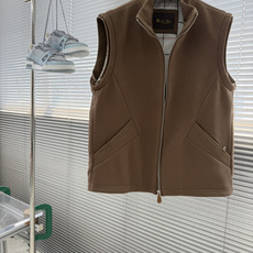 -Loro Piana 26FW早秋新款密织磨毛科技纤维立领马甲,男士后领经典刺绣徽标时尚拉链无袖马甲外套!贸易 -Loro Piana 26FW早秋新款密织磨毛科技纤维立领马甲,男士后领经典刺绣徽标时尚拉链无袖马甲外套!贸易