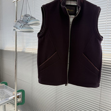 -Loro Piana 26FW早秋新款密织磨毛科技纤维立领马甲,男士后领经典刺绣徽标时尚拉链无袖马甲外套!贸易 -Loro Piana 26FW早秋新款密织磨毛科技纤维立领马甲,男士后领经典刺绣徽标时尚拉链无袖马甲外套!贸易