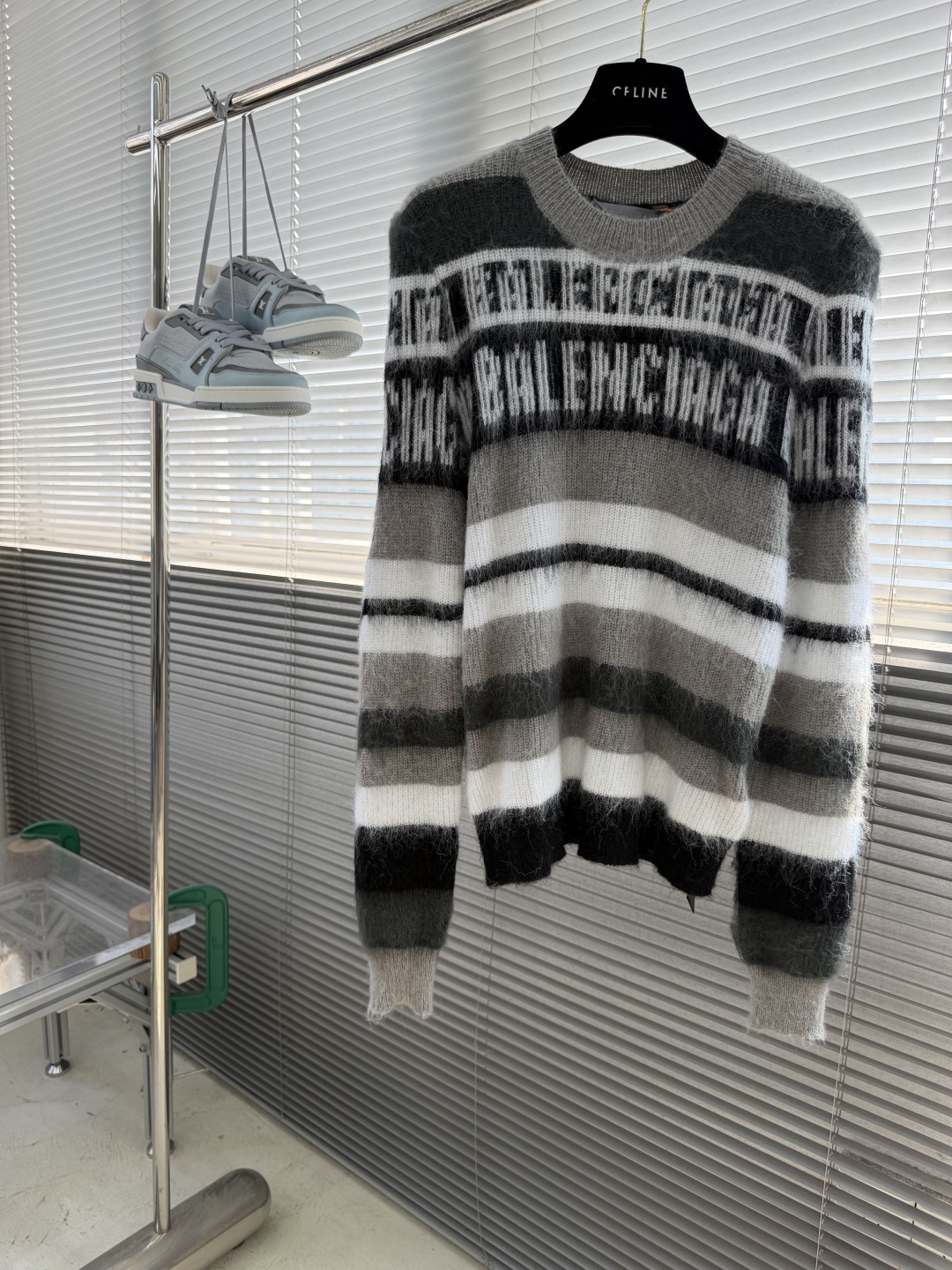 -Balenciag    标识字母条纹毛衣 定织暮岚茸序奢织马海毛混纺 绒感蓬柔丰盈 舒适软糯 墨黑 奶白与灰度层次交