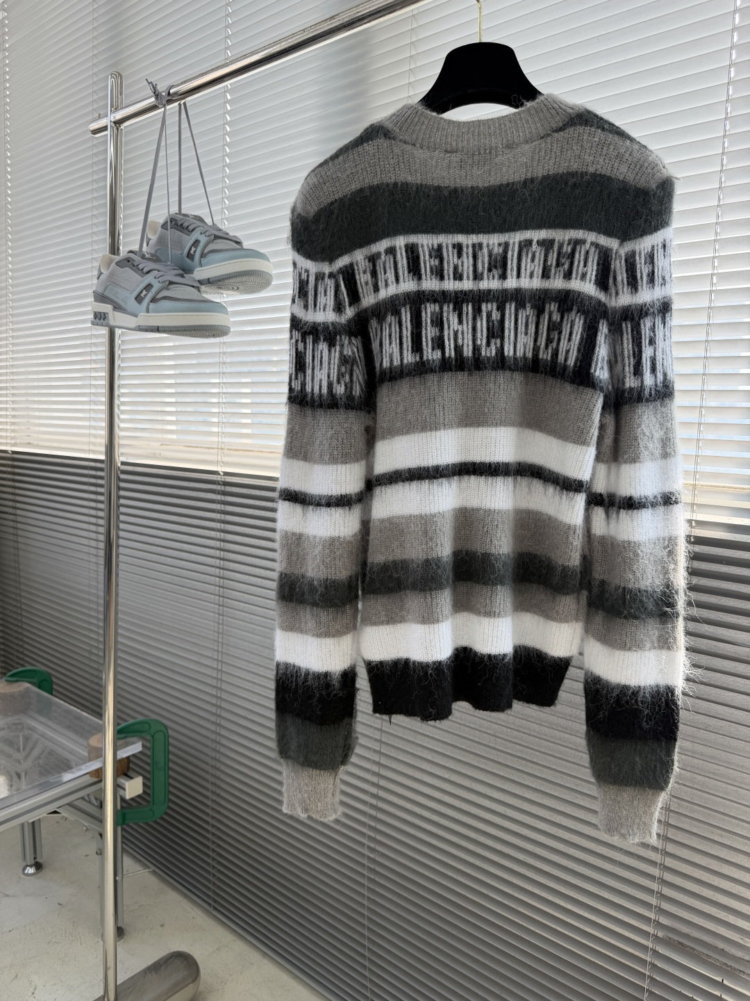 -Balenciag 标识字母条纹毛衣 定织暮岚茸序奢织马海毛混纺 绒感蓬柔丰盈 舒适软糯 墨黑 奶白与灰度层次交 -Balenciag 标识字母条纹毛衣 定织暮岚茸序奢织马海毛混纺 绒感蓬柔丰盈 舒适软糯 墨黑 奶白与灰度层次交